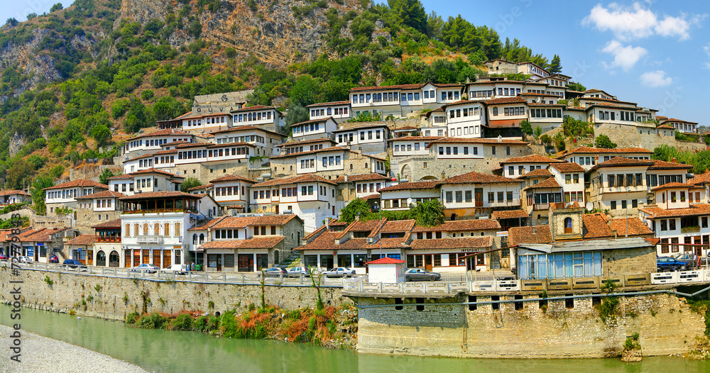 Gostoljubna Albanija in samostani Meteora<br />
Odhod: 2. 10. 2023