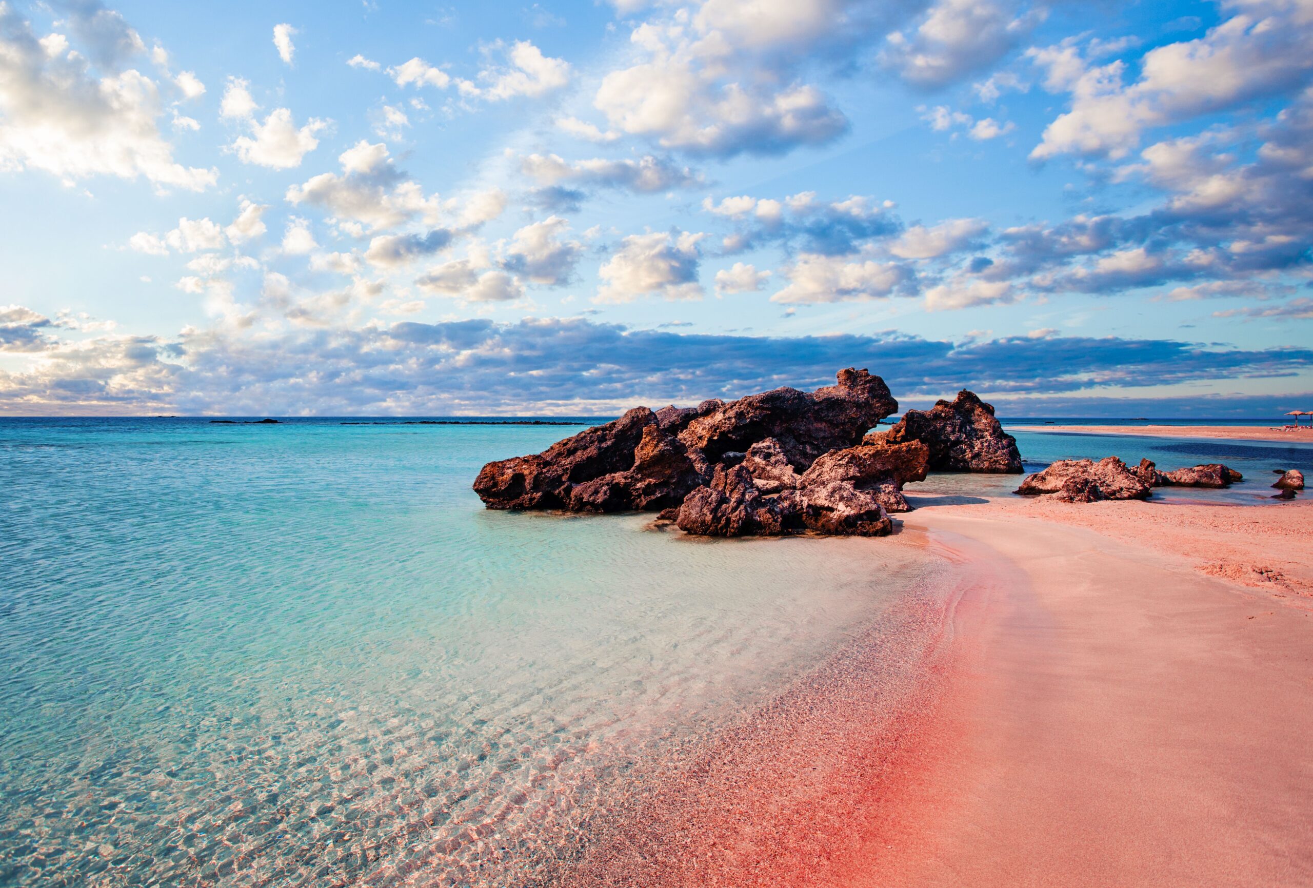 Kreta se ponaša s plažo Elafonissi, ki očara z roza barvo peska.