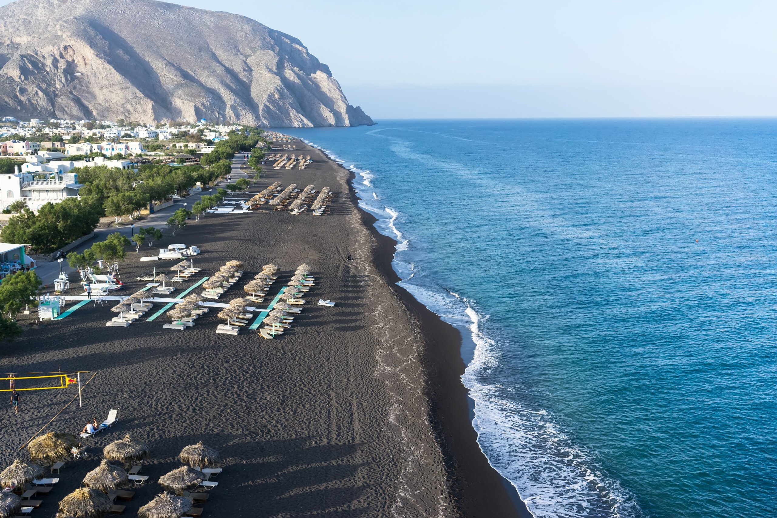 Plaža Perissa s črnim vulkanskim peskom je prav posebno doživetje.