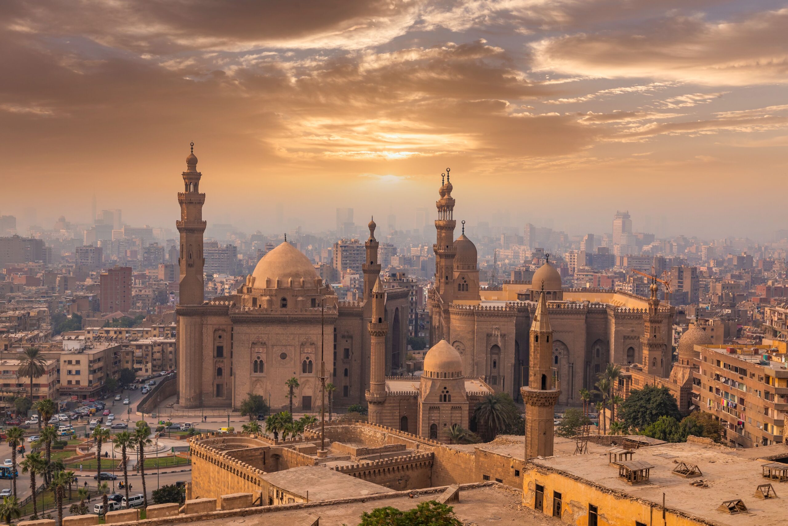 Mošeja sultana Hasana ob sončnem zahodu v Kairu.