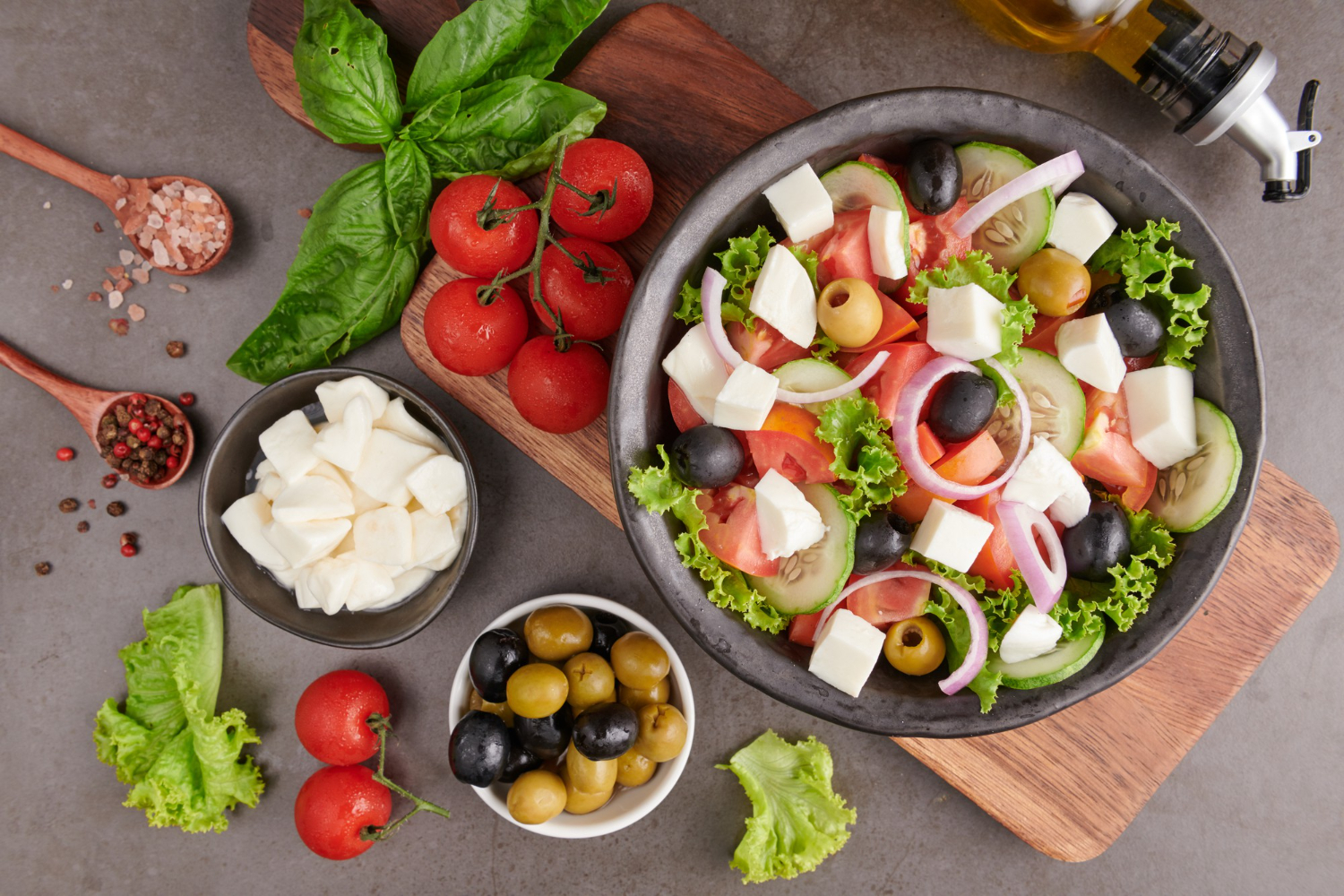 Grška kulinarika vključuje veliko veže zelenjave, začimb in olivno olje.