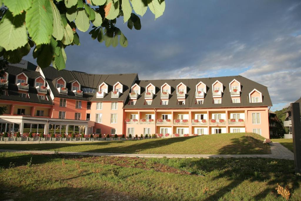 RAMADA Hotel & Suites Kranjska Gora (ex GH Prisank)