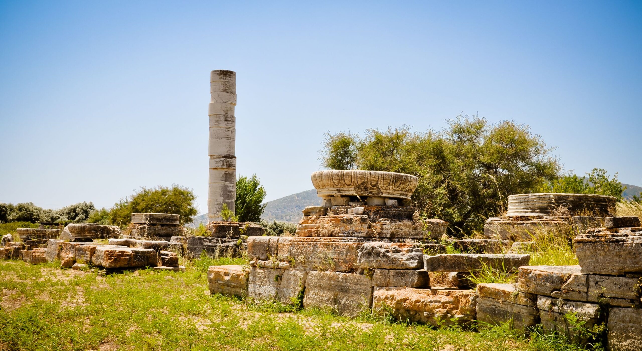 Na Samos leži svetišče Heraion, posvečeno boginji Heri.